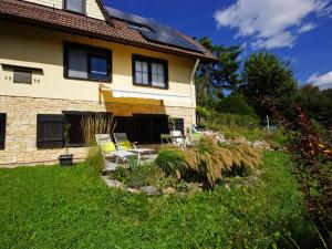 ein Haus mit Garten und Terrasse in der Unterkunft Biber Lodge in Feldberg