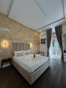 een slaapkamer met een groot bed in een kamer bij Kairos Relais in Napels