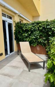 eine Bank auf einer Terrasse neben einem Gebäude in der Unterkunft Casa Felipe 5 in Tijoco de Abajo