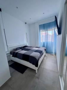 Schlafzimmer mit einem schwarzen und weißen Bett und einem Fenster in der Unterkunft Casa Felipe 5 in Tijoco de Abajo