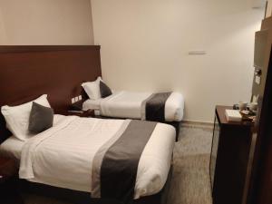 メッカにあるرواء المكارمの部屋にベッドが2つあるホテルの部屋
