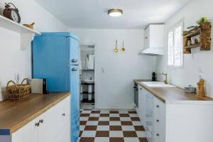 Kuchyň nebo kuchyňský kout v ubytování The Blue Cottage + 47 fotografií