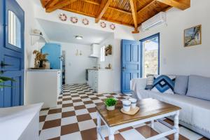 Kuchyň nebo kuchyňský kout v ubytování The Blue Cottage