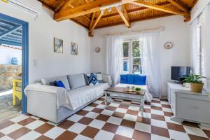 Posezení v ubytování The Blue Cottage