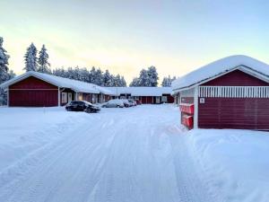 ソダンキュラにあるA one-bedroom apartment with a sauna near the centerの一部の建物の前にある雪で覆われた駐車場