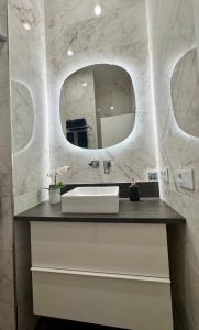 ein Badezimmer mit Waschbecken und Spiegel in der Unterkunft Casa Felipe 5 in Tijoco de Abajo