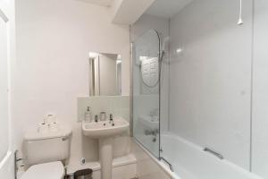 Vannituba majutusasutuses Modern 1 Bed Harbour-side Apartment in Whitehaven