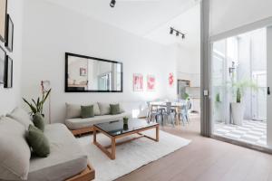 a living room with a couch and a table at Fliphaus SantaFe 3 Bd Pool & BBQ Palermo Hollywood in Buenos Aires