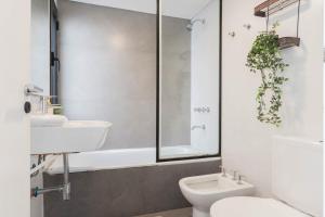 a bathroom with a white sink and a toilet at Fliphaus SantaFe 3 Bd Pool & BBQ Palermo Hollywood in Buenos Aires