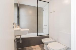 a white bathroom with a sink and a toilet at Fliphaus SantaFe 3 Bd Pool & BBQ Palermo Hollywood in Buenos Aires