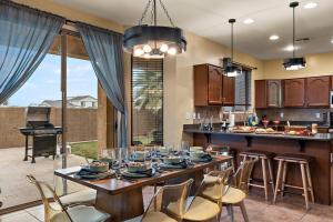 une cuisine et une salle à manger avec une table et des chaises dans l'établissement Chill & Thrill | Pool, Hot Tub • Family Game Villa, à Casa Grande