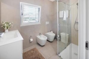 a bathroom with a shower and a toilet and a sink at Villetta Independente La Perla in Ceggia +19 photos