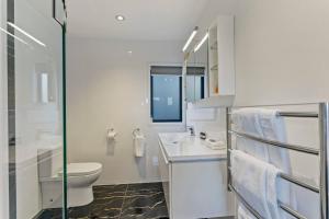 Bilik mandi di Coastal Home with Rangitoto and Sea Views nr Beach +18 gambar