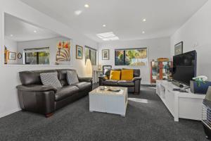Televisyen dan/atau pusat hiburan di Coastal Home with Rangitoto and Sea Views nr Beach