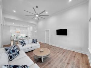 un salon avec un canapé et une télévision sur un mur dans l'établissement Salty Sunrise home, à Crystal Beach 38 autres photos