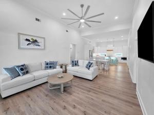 un salon avec deux canapés et une table dans l'établissement Salty Sunrise home, à Crystal Beach