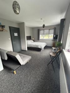 Postel nebo postele na pokoji v ubytování Happy Airfield Studio