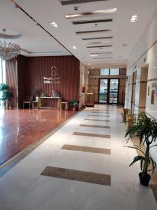 un hall avec une table et des chaises dans un bâtiment dans l'établissement فندق رواء العزيزية, à La Mecque