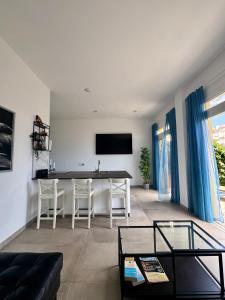 ein Wohnzimmer mit einem Tisch und einem Fernseher an der Wand in der Unterkunft Casa Felipe 5 in Tijoco de Abajo + 19 Fotos