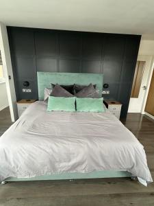 Ένα ή περισσότερα κρεβάτια σε δωμάτιο στο The Airfield Happy Apartment