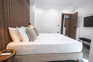 Un pat sau paturi într-o cameră la LP Citycenter Suite 2