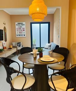a dining room with a table and chairs at Studio AKN 2 (FIASP, USP, CPO, Mondelli, FACOP) in Bauru
