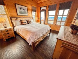 a bedroom with a bed in a wooden cabin at Skyview Hideaway - New Rental 2025 in Woodford