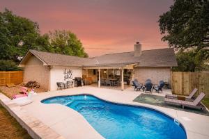 ein Swimmingpool vor einem Haus in der Unterkunft Das Bach Haus - Game Room Make-Up Room & Hot Tub in Fredericksburg