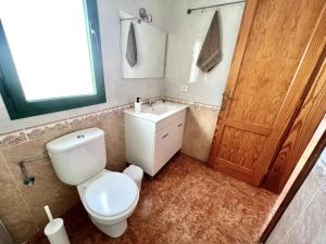 GuatizaにあるCasa Kalendra Jable Tu refugio cerca del marのトイレと洗面台付きのバスルーム +13枚の写真