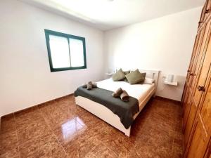 GuatizaにあるCasa Kalendra Jable Tu refugio cerca del marのベッドと窓のある寝室