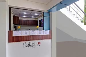 a lobby of a office with a sign on a wall at Super Hotel O VICTORIA PALACE in Dehradun