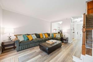 ein Wohnzimmer mit Sofa und Tisch in der Unterkunft Mass Ave Gem and steps away from Yoga Studio in Indianapolis