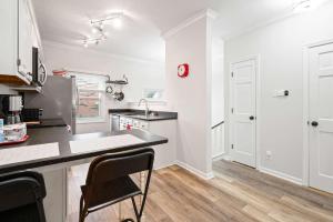 eine Küche mit weißen Wänden und einer Arbeitsplatte in der Unterkunft Mass Ave Gem and steps away from Yoga Studio in Indianapolis