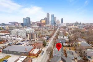 eine Luftansicht einer Stadt mit einem roten Pfeil in der Unterkunft Mass Ave Gem and steps away from Yoga Studio in Indianapolis