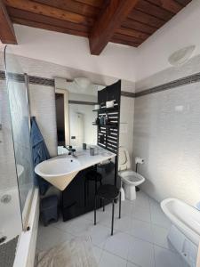 マテーラにあるHoliday Properties Matera Ridola Roomsの洗面台とトイレ付きのバスルーム +46枚の写真