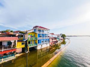 Una hilera de casas coloridas junto al agua en Hotel Casazul, en Flores