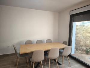 a conference room with a wooden table and chairs at El Limonero de Alajar in Alájar