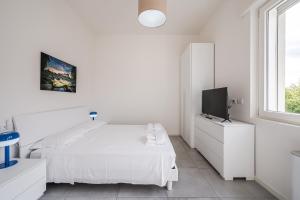 Televisyen dan/atau pusat hiburan di Tosa Apartment - Free WiFi, Air Conditioning & Private Parking