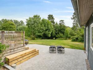 un patio con un banco y dos taburetes en Holiday Home Esme - 225m to the inlet by Interhome, en Holbæk 20 fotos más