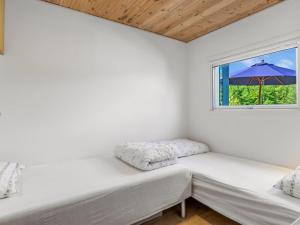 哈泽斯莱乌Holiday Home Naya - 500m from the sea by Interhome的白色的客房设有窗户和两张床。