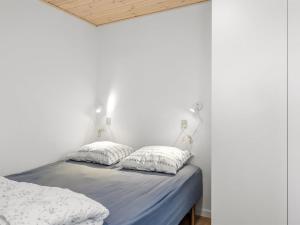 哈泽斯莱乌Holiday Home Naya - 500m from the sea by Interhome的一张位于房间的床,上面有两个枕头