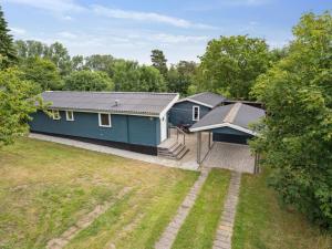 Una vista aérea de una casa azul con patio. en Holiday Home Esme - 225m to the inlet by Interhome, en Holbæk