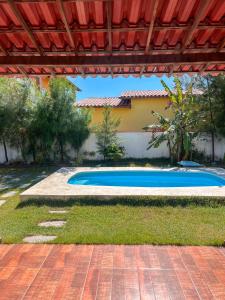 a swimming pool in the yard of a house at Casa Egípcia em Morro branco - na quadra da praia in Morro Branco