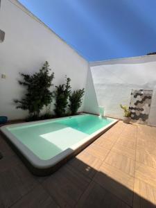 una piscina al centro di una stanza di Casa de alto padrão com Piscina e Area Gourmet São Pedro, Teresina a Teresina