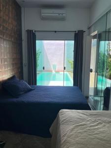 una camera da letto con un letto e una piscina di Casa de alto padrão com Piscina e Area Gourmet São Pedro, Teresina a Teresina Altre 23 foto