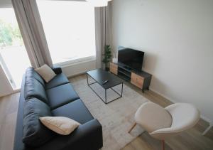 Televisyen dan/atau pusat hiburan di Spacious Apartment for 5