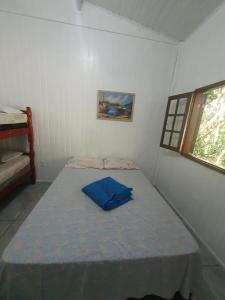 a room with a bed in the corner of a room at Chalé Mar e Montanha - Próximo praia do cepilho in Paraty