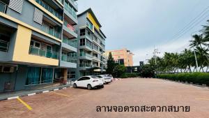 a car parked in a parking lot next to a building at VONLUCK-Wonnapha Beach in Ban Bang Saen (1)