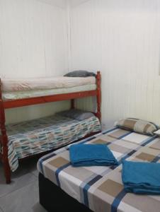 a room with two bunk beds in a room at Chalé Mar e Montanha - Próximo praia do cepilho in Paraty