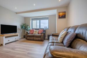 un soggiorno con divano e TV a schermo piatto di 2 Bed in Tintagel oc-a32939 a Tintagel